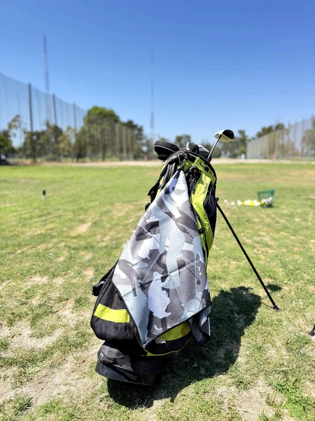 Microfiber Golf Towel with Carabiner Clip — Extra Large 34"x20" Flag Design, 4 Colors